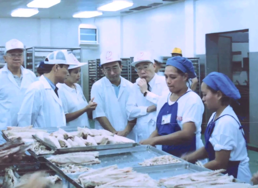 Still from Permex AVP 2015 A team reviewing tuna preparation at the Permex plant, from the 2015 company film